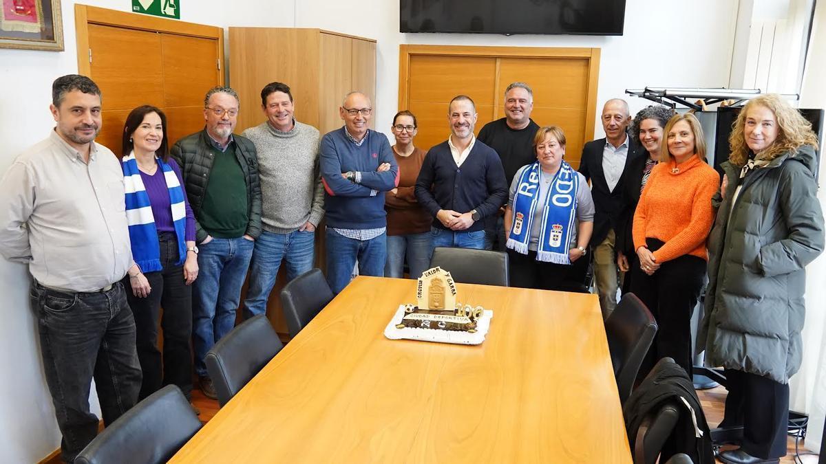 Ángel García, en el centro, rodeado de concejales y técnicos municipales, ante una tarta de celebración del centenario azul y del acuerdo para la ciudad deportiva.