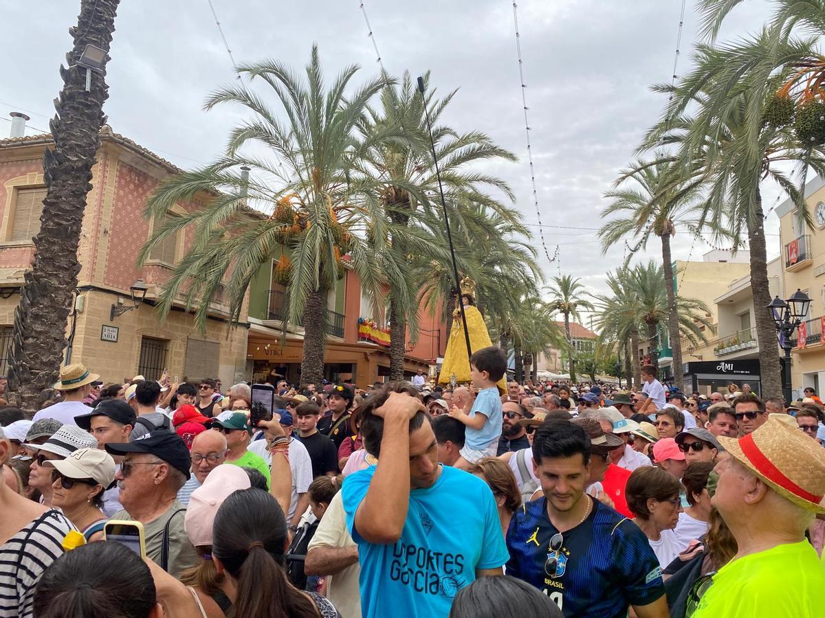 Miles de aspenses acompañan a la Virgen de las Nieves en la histórica romería de la Traída desde Hondón de las Nieves