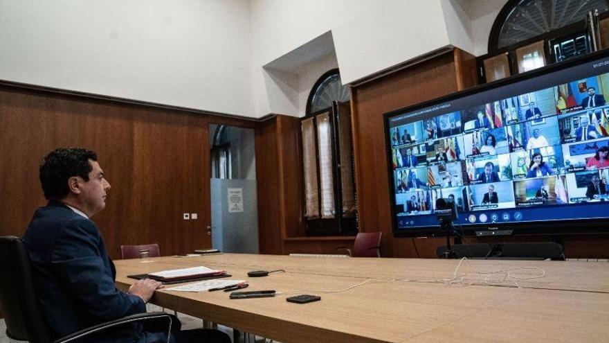 El presidente andaluz, Juanma Moreno, durante el encuentro con el resto de presidentes autonómicos.