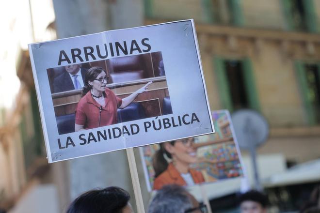 FOTOS | Los médicos vuelven a manifestarse en Palma y avisan que habrá más medidas para redoblar la presión