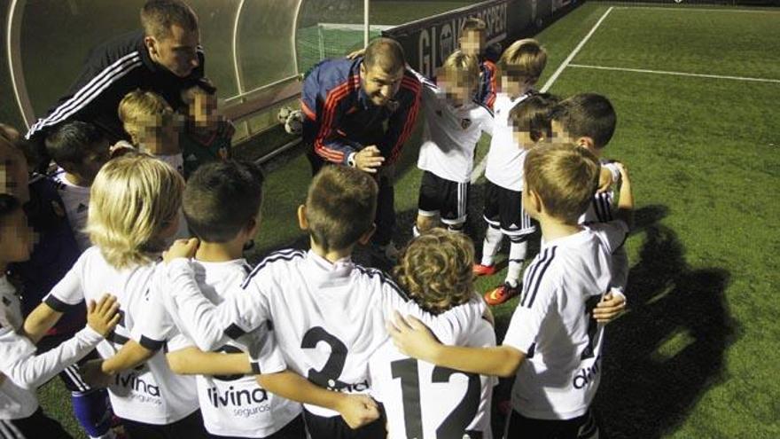 Niños de la escuela del Valencia, durante un partido.