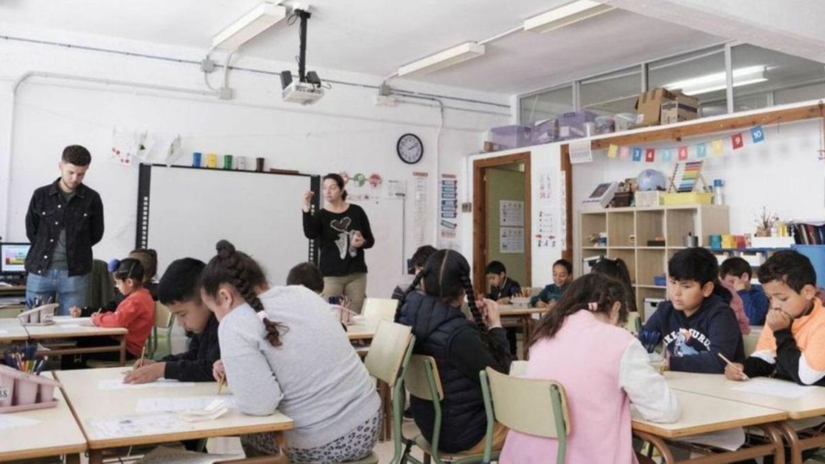 Una profesora da clase en un colegio de Palma.