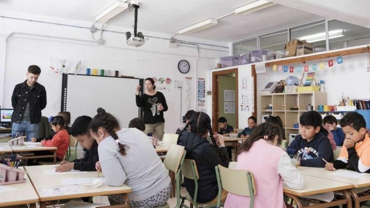 Una profesora da clase en un colegio de Palma. | MARÍA PEDRAZ