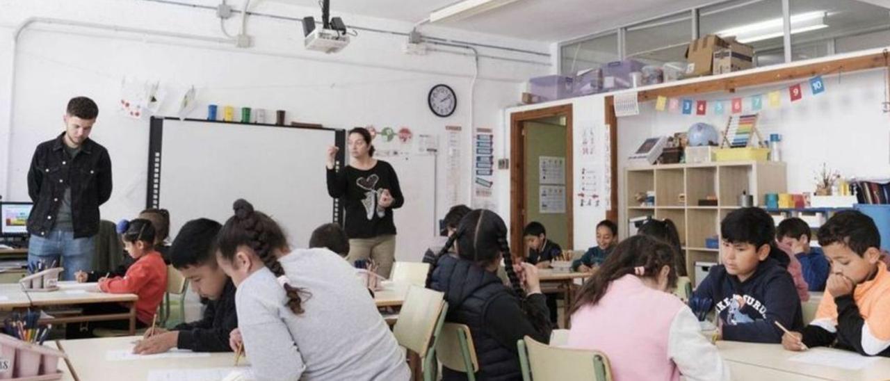 Una profesora da clase en un colegio de Palma.  | MARÍA PEDRAZ