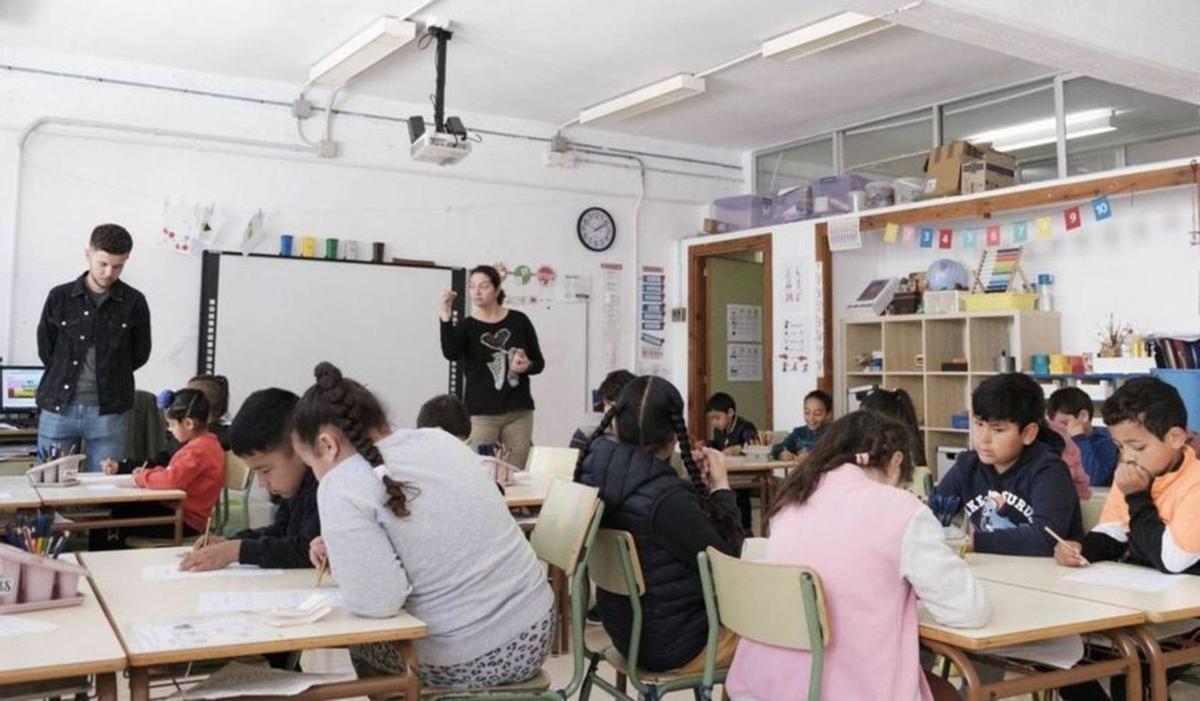 Una profesora da clase en un colegio de Palma.