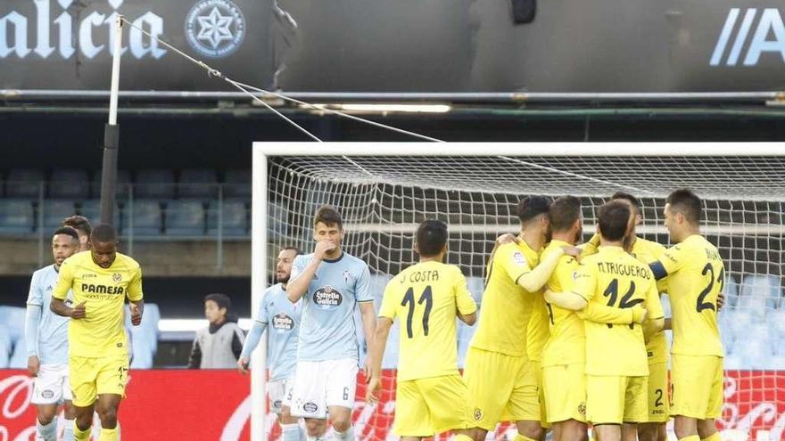 Los jugadores del Villarreal celebran el gol de Soldado que les dio el triunfo en Balaídos ante la decepción de los jugadores del Celta. // José Lores