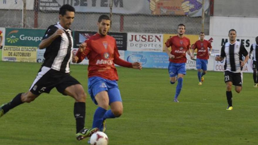 Rueda, titular ayer en el partido ante La Roda, se dispone a despejar el balón ante la presencia de un rival.