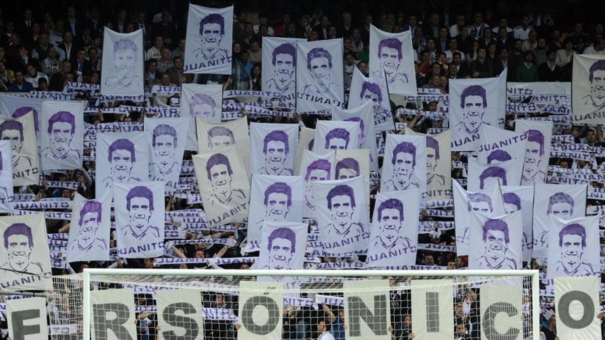 Aficionados del Real Madrid sostienen pancartas apelando al 'Espíritu Juanito'