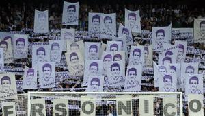 crmartinez18994307 real madrid supporters hold up portraits of deceas160407100736