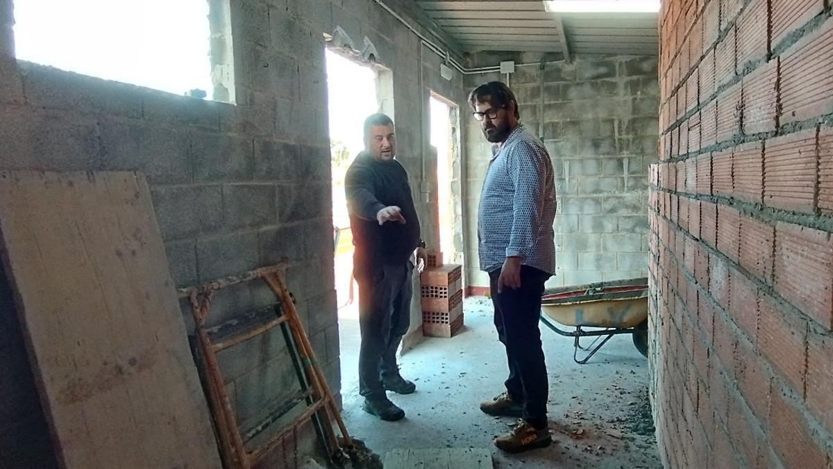 El concejal de Obras, Juan Carlos Armas y el alcalde de Llanes, Enrique Riestra