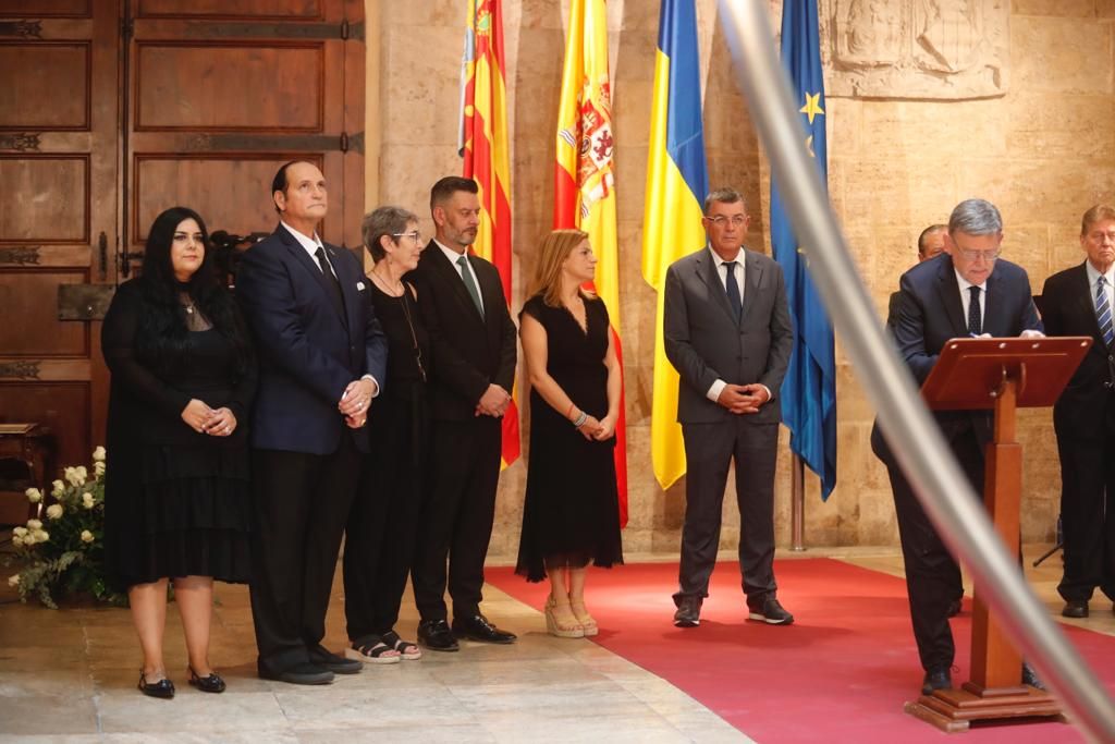 Autoridades políticas y sociales reciben el féretro de Grisolía en el Palau de la Generalitat