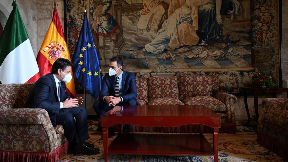 El presidente del Gobierno, Pedro Sánchez, y el primer ministro italiano, Giuseppe Conte, durante la XIX Cumbre entre España e Italia, este 25 de noviembre en Palma de Mallorca.