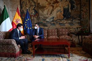 PALMA DE MALLORCA, 25/11/2020.- El presidente del Gobierno, Pedro Sánchez (d), y su homólogo italiano, Giuseppe Conte, durante la XIX Cumbre bilateral de España e Italia celebrada este miércoles en el Palacio de la Almudaina en Palma de Mallorca. EFE/Moncloa/ Borja Puig de la Bellacasa SOLO USO EDITORIAL/SOLO DISPONIBLE PARA ILUSTRAR LA NOTICIA QUE ACOMPAÑA-