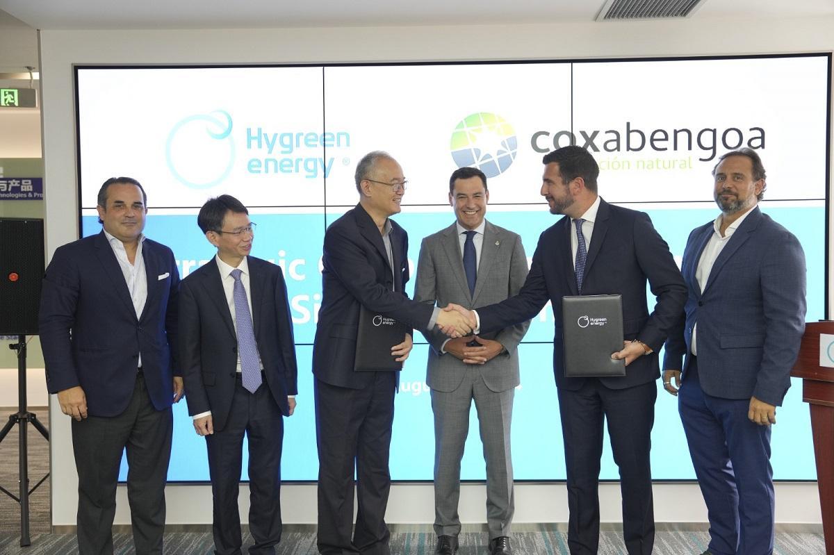 Javier Romero, a la izquierda de la imagen de la firma entre el presidente de Hygreen, Benny Wang, y el presidente andaluz, Juanma Moreno, ayer miércoles en Pekín.