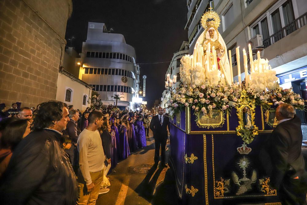 La imagen de María Santísima de la Victoria procesiona por primera vez en Torrevieja portada por 21 costaleros y costaleras