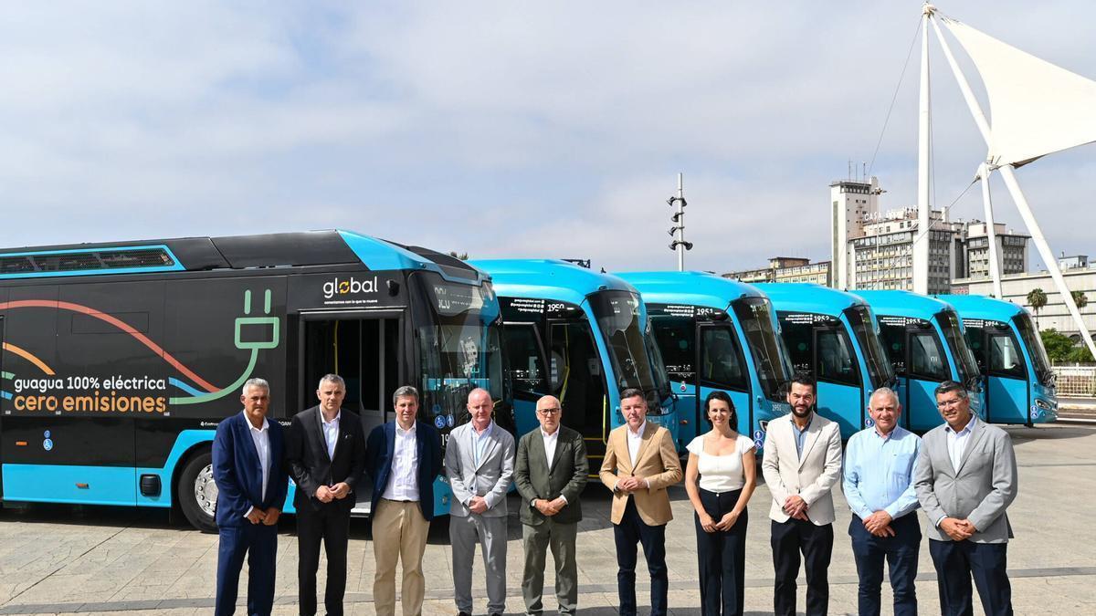 En la presentación, Víctor Quintana, Ruymán Almeida, Antonio Morales, Teodoro Sosa, Yurena Vega, Manuel López, Heriberto Godoy y Saulo Castro, junto a representantes de las empresas asociadas a la fabricación de los vehículos.
