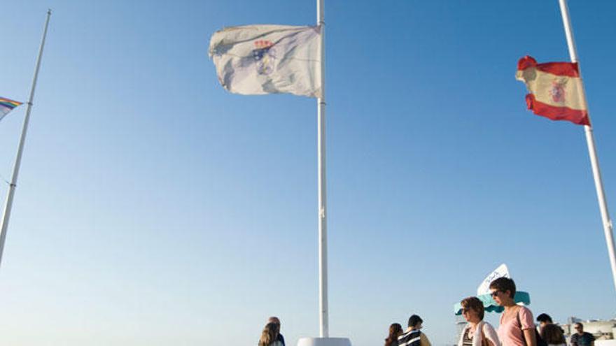 Banderas a media asta esta tarde en la coraza del Orzán en A Coruña