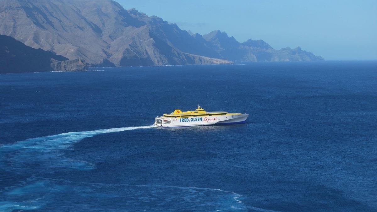 Un barco de Fred Olsen en Tenerife.