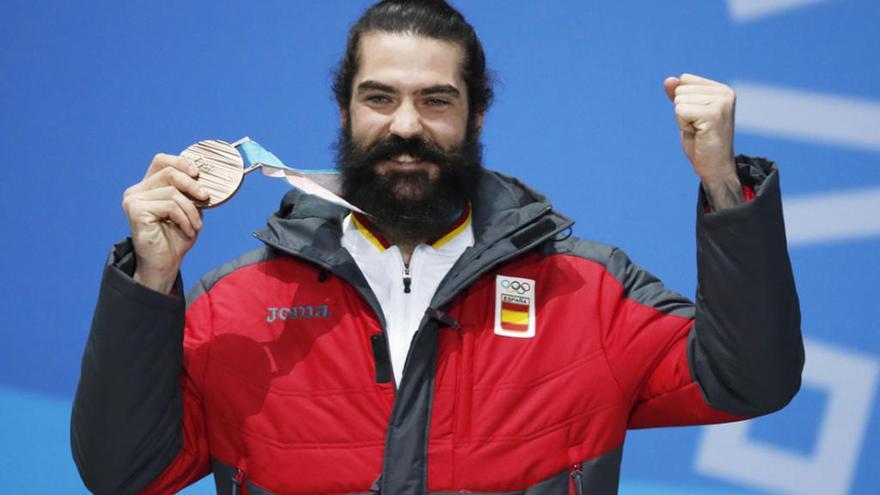 Regino Hernández con su medalla en PyeongChang.