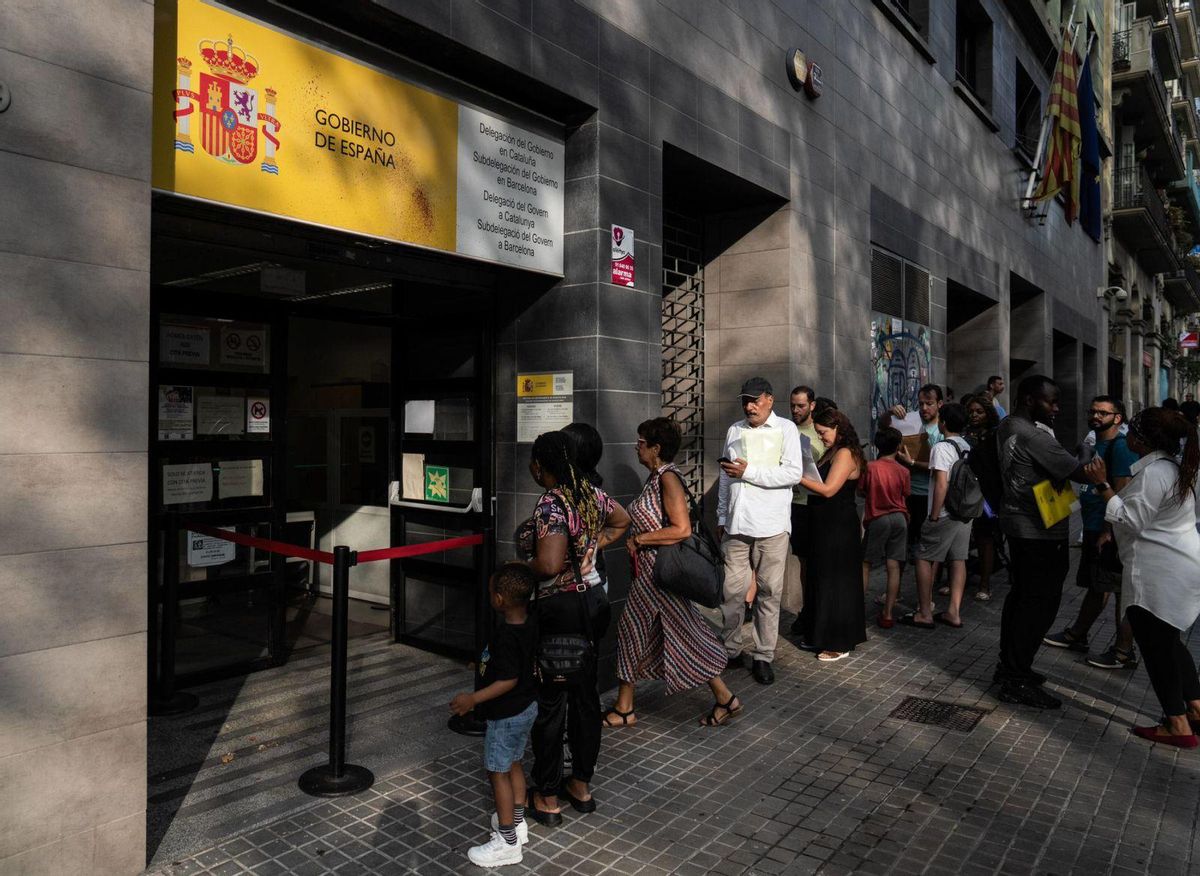 Les peticions de residència creixen el 30% al suavitzar-se els requisits Les peticions de residència creixen el 30% al suavitzar-se els requisits
