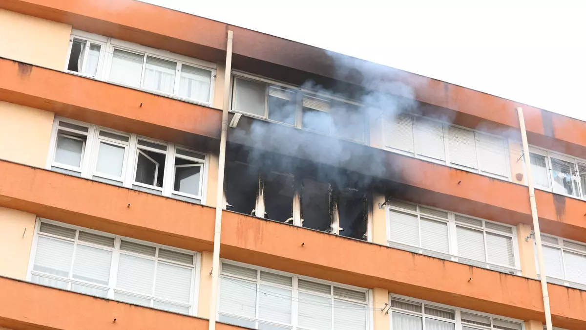 Desalojado un edificio del Barrio de las Flores por un incendio en el séptimo piso