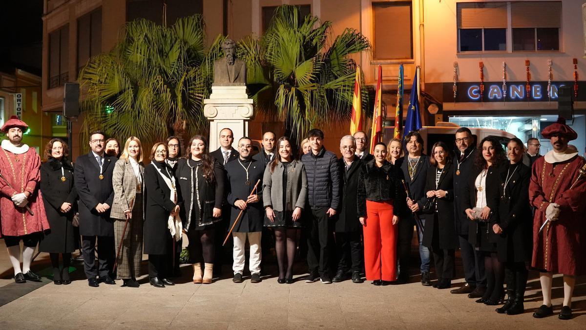 Corporació municipal i reina i dames de les festes posen al costat del bust del mestre Tàrrega, on han depositat una corona de llorer.