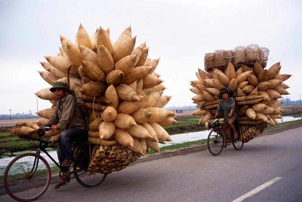 Transporte de cestas sobre bicicletas en Hanoi.