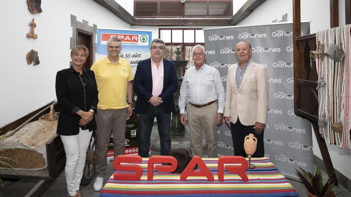 Representantes de SPAR y Los Gofiones celebran los 18 años de alianza