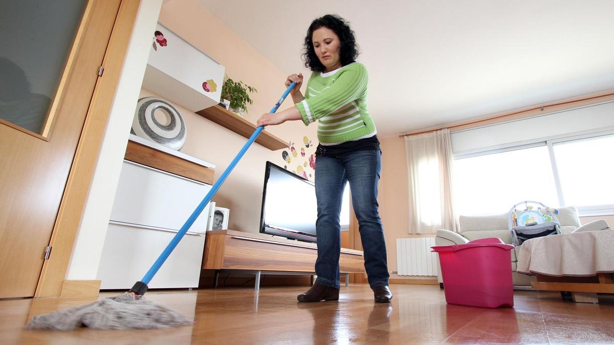 Una mujer realizando tareas de limpieza doméstica
