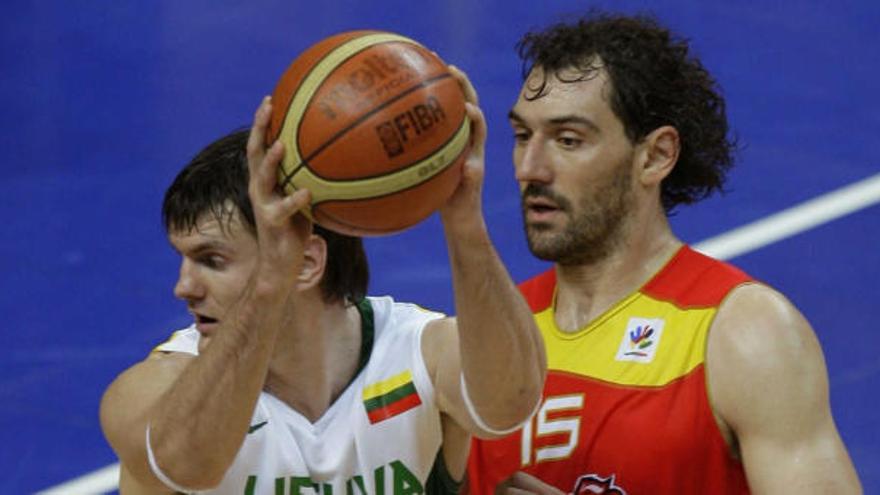 El pívot de la selección española, Jorge Garbajosa, y el pívot de Lituania, Robertas Javtokas, durante el partido amistoso preparatorio para el Eurobasket que ambos equipos disputan esta tarde en el pabellón Siemens Arena de Vilna.