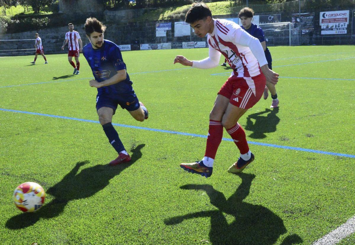 Yelco golpea el balón en una acción del encuentro entre el Alondras y el Estradense.