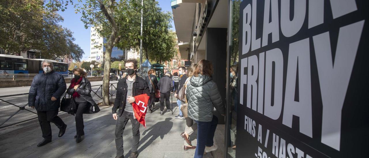 El comercio estima que la moda presentará las mayores ofertas durante el Black Friday.