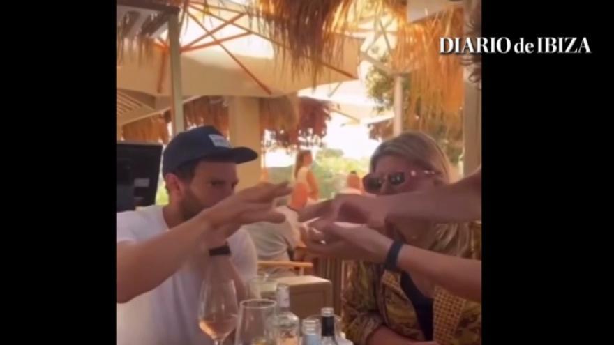 Jamie Dornan, sorprendido con un truco de magia en un chiringuito de Ibiza
