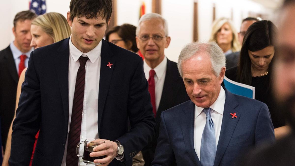 Ashton Kutcher junto al senador Bob Corker.