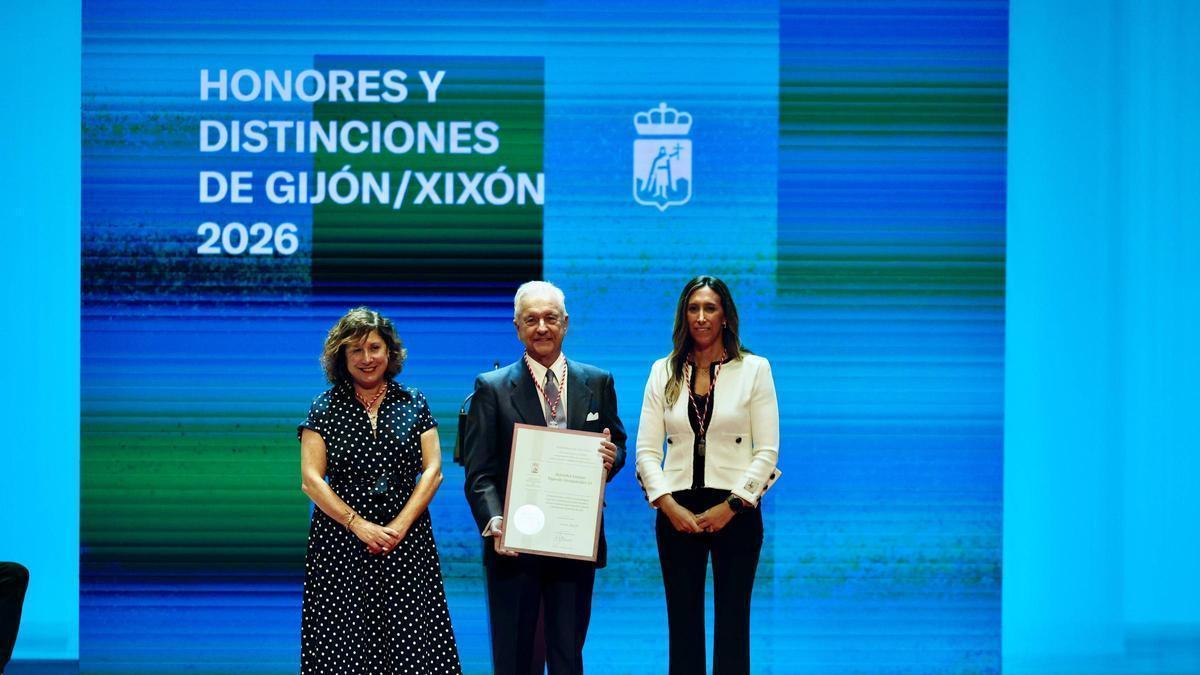 Nicanor Figaredo entre Carmen Eva Pérez (izquierda) y Ángela Pumariega.