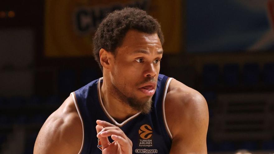 El jugador de Valencia Basket Justin Anderson entra a canasta ayer, ante el Maccabi Tel Aviv. | EFE