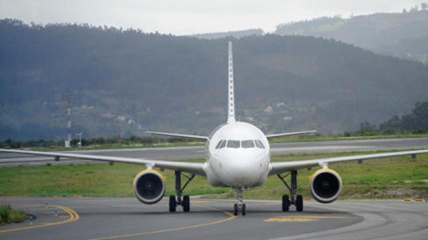 Un avión de Vueling en la pista de aterrizaje de Alvedro.
