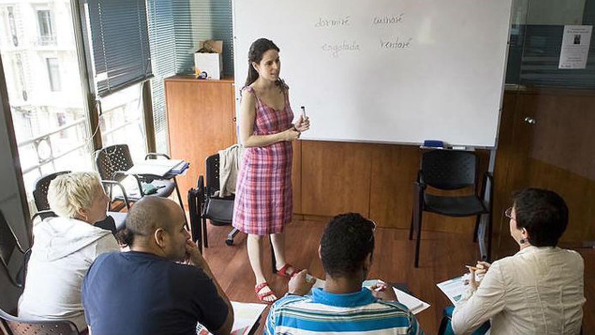 Una profesora da clases de catalán a un grupo de adultos, en Barcelona.