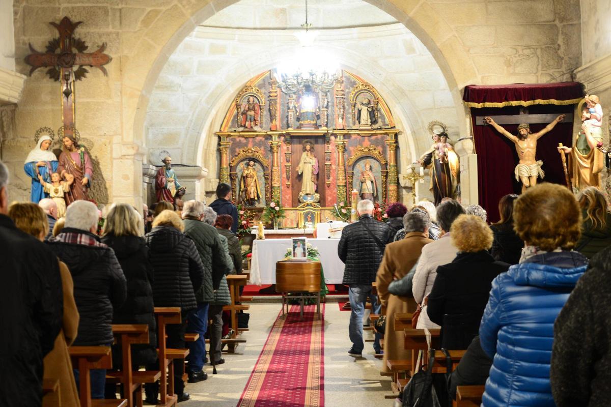 El féretro en la iglesia de Meira cubierto por la última bandera que ganó José Luis Macey.
