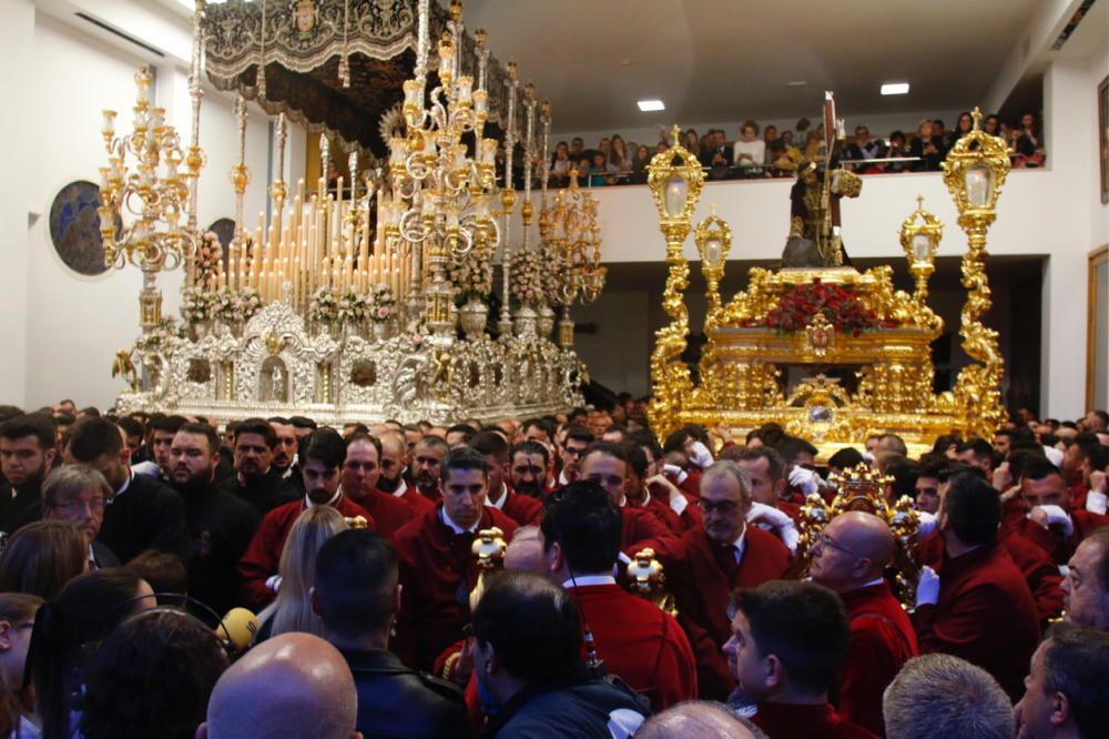 Las imágenes de la salida frustrada de la cofradía de la Misericordia, que tuvo que volverse nada más empezar su Jueves Santo a causa de la lluvia