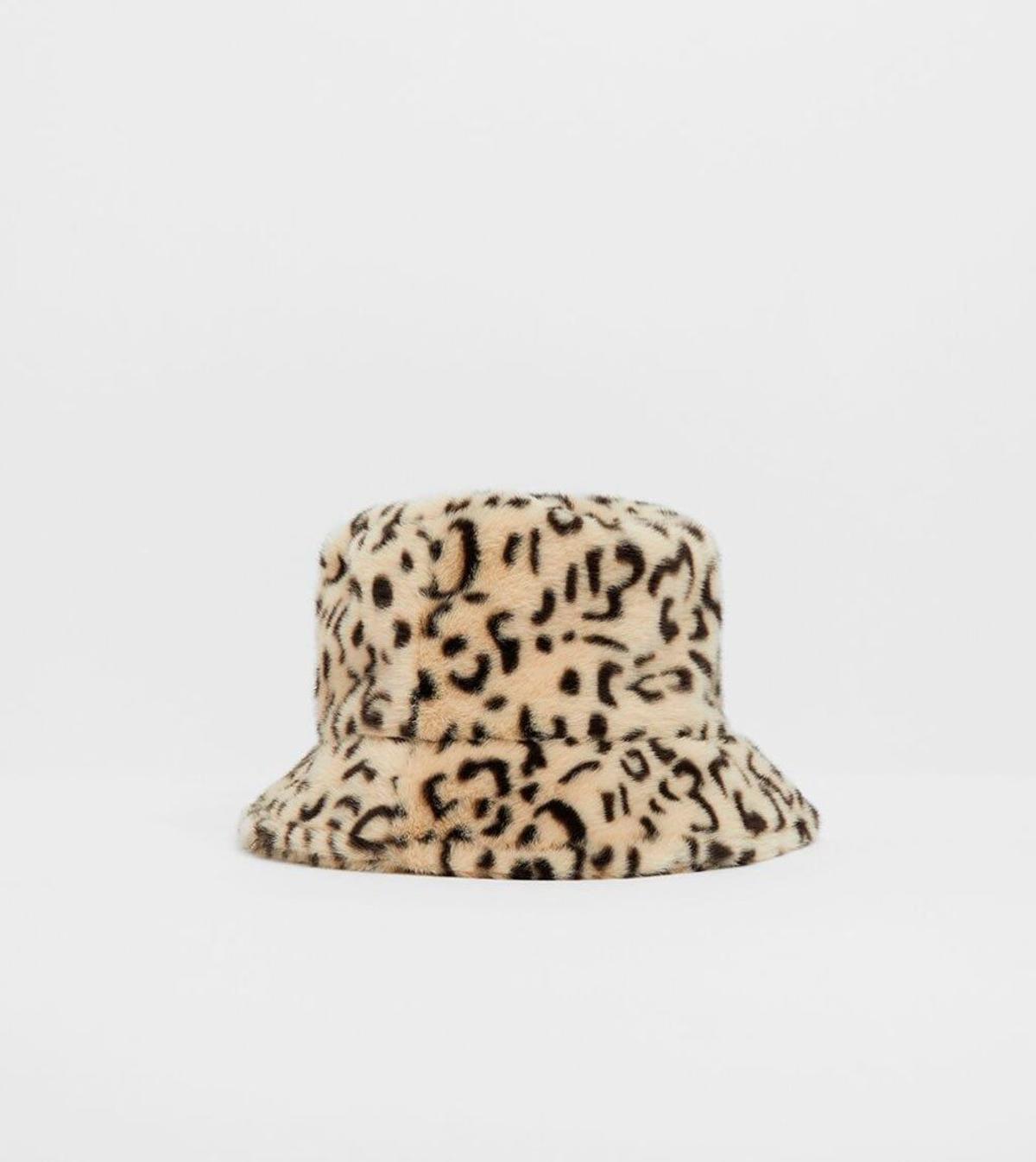 Bucket leopardo de Bershka (precio: 15,99 euros)