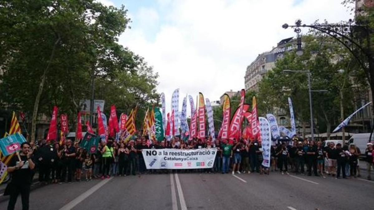 Empleados de CatalunyaCaixa se manifiesta contra el ERE en Barcelona