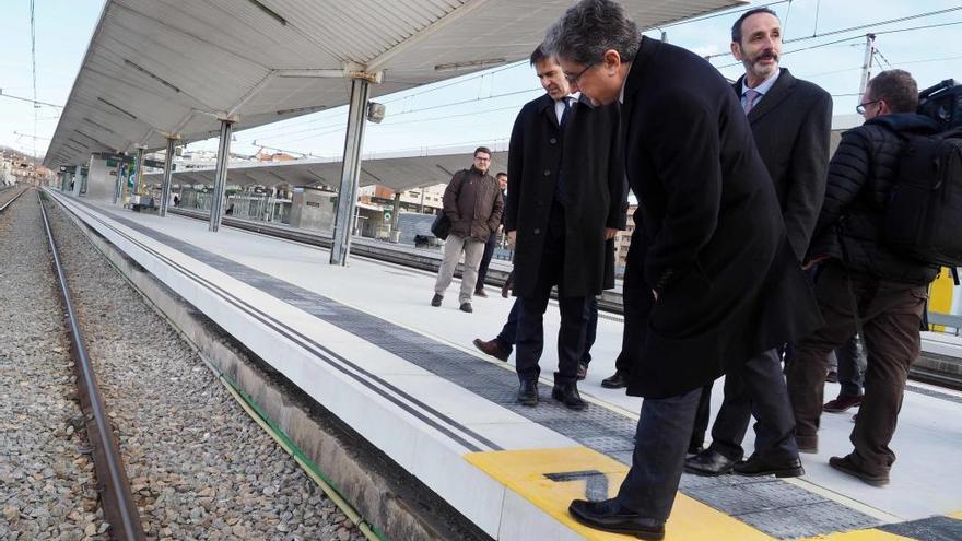 Enric Millo, observant les millores a l&#039;andana de l&#039;estació de la Renfe