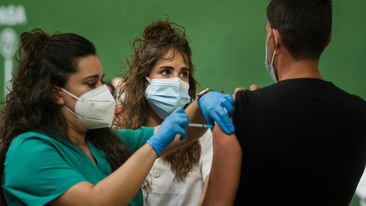 Un hombre recibe la vacuna contra el COVID en Ciudad Rodrigo, Salamanca.