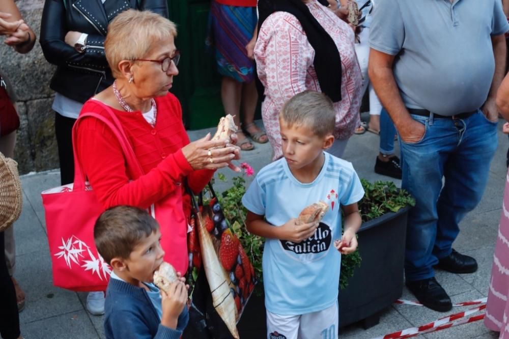 Así fue el bocadillo gigante de A Cañiza: una barra de 15 metros y una loncha de 26