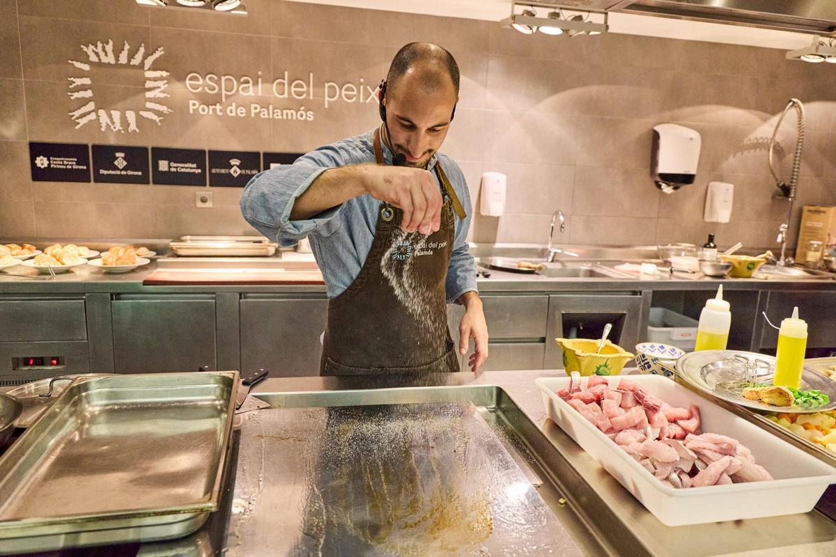 Cuina en directe a l'Espai del Peix a Palamós amb el xef Narcís Oliu i el patró major Miquel Mir