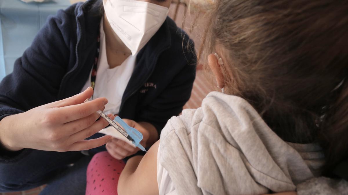 Una niña recibe una vacuna contra la Covid-19 en Alicante.
