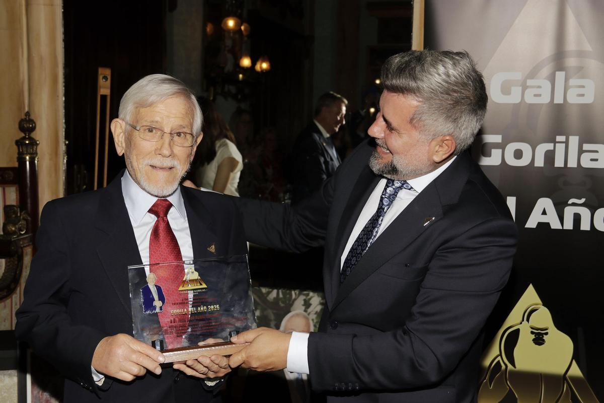 Juan Rubio González recibe el reconocimiento de "Gorila del Año 2025", de manos del presidente Luis Marco