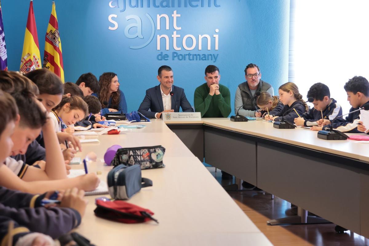 Los alumnos de 5º de Primaria del Colegio Can Bonet visitan el Ayuntamiento de Sant Antoni