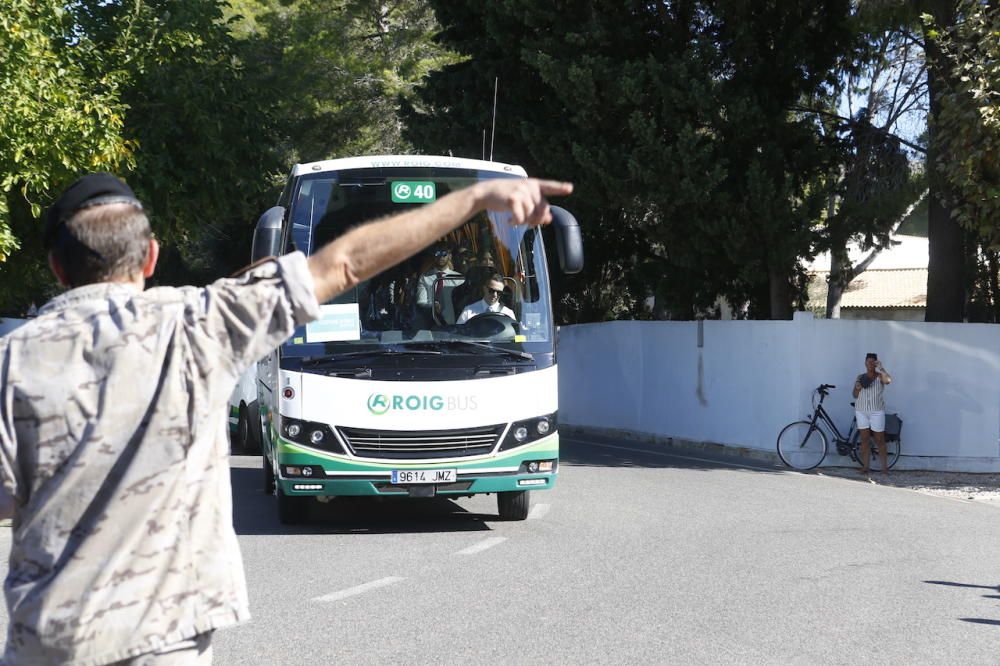 Un militar dando indicaciones a un autobús que lleva invitados a la boda.